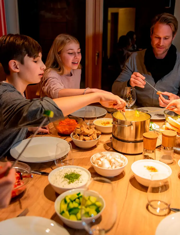 Gemütliches Käsefondue im Chalet Resort Sölden