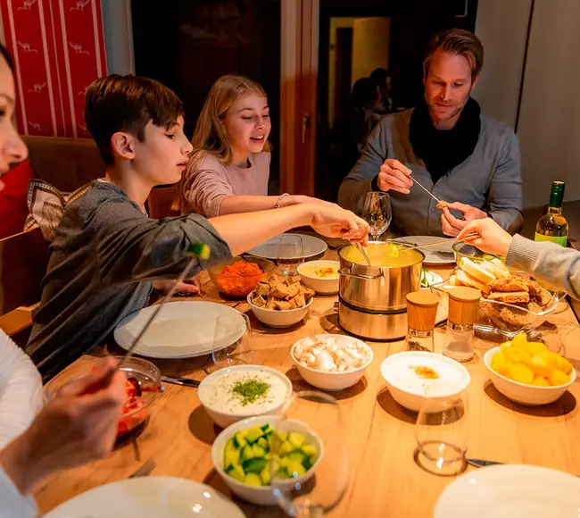 Gemütliches Käsefondue im Chalet Resort Sölden