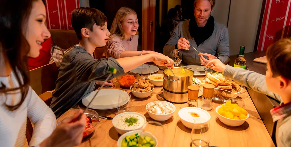 Gemütliches Käsefondue im Chalet Resort Sölden