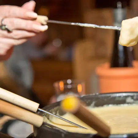 Gemeinsamer Genuss beim Käsefondue im Chalet