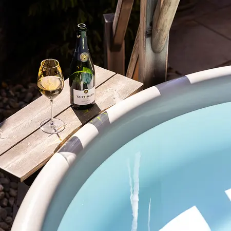 Eintauchen ins warme Wasser im eigenen Hot Tub auf der Terrasse